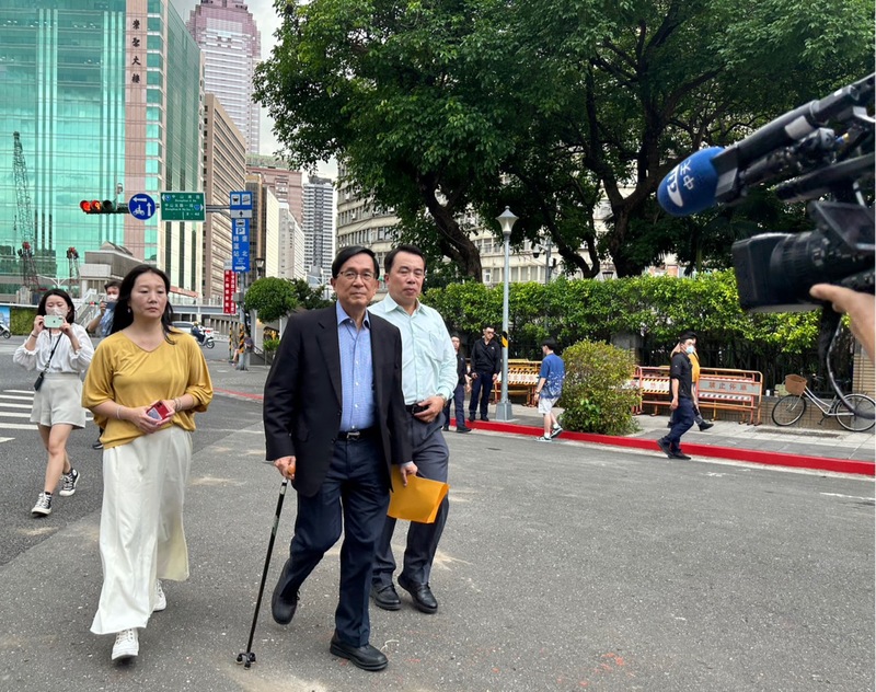 前總統陳水扁 (前中) 2日至行政院遞交陳情書請願，被質疑違反保外就醫規定。 (圖：中央社)