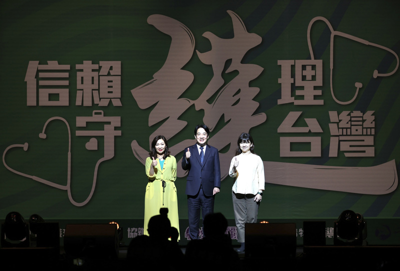 副總統賴清德(中)2日出席感恩護理師公益演唱會時表示，護理人員成功守住疫情守護人民的健康，每一位護理人員都值得配戴一枚勳章。(圖：中央社)