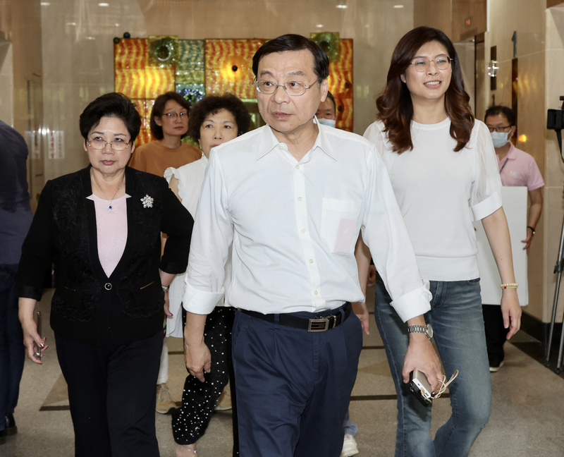 國民黨立法院黨團3日上午到國家通訊傳播委員會（NCC）門口抗議，要求NCC停止審查鏡電視案件，黨團總召曾銘宗（前中）表示，調查逾7成民眾認為NCC主委陳耀祥應該下台。 (圖：中央社)