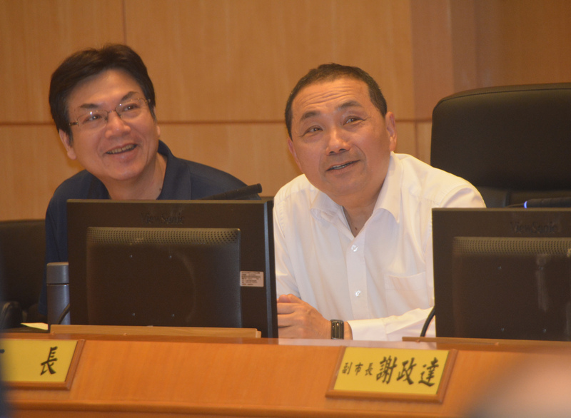 新北市長侯友宜(右)3日在市政會議表示，日前訪問新加坡時，有向對方建議讓台灣也加入CPTPP。(圖：中央社)