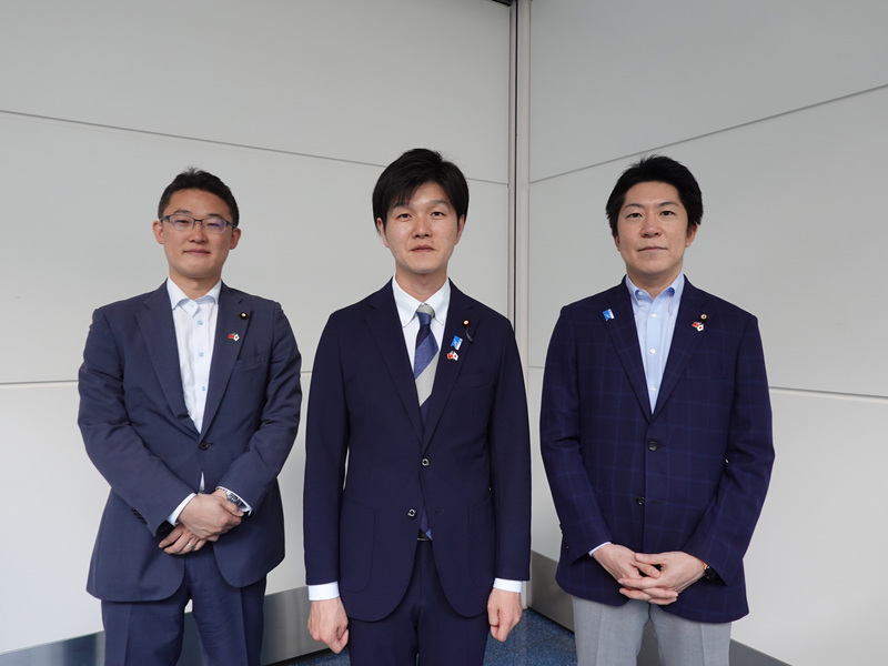 日本自民黨青年局長鈴木憲和（中）3日率團訪台。團員包括眾議員藤原崇（左）、參議員佐藤啟（右）等。將針對台海局勢、經濟等議題與台灣政要交換意見。 (圖：中央社)