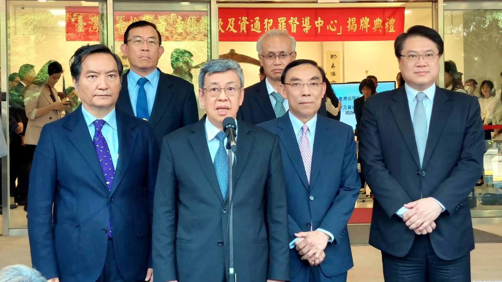 行政院長陳建仁(前排左二)表示，中國恣意限制人身自由，將傷害兩岸交流。(歐陽夢萍 攝)
