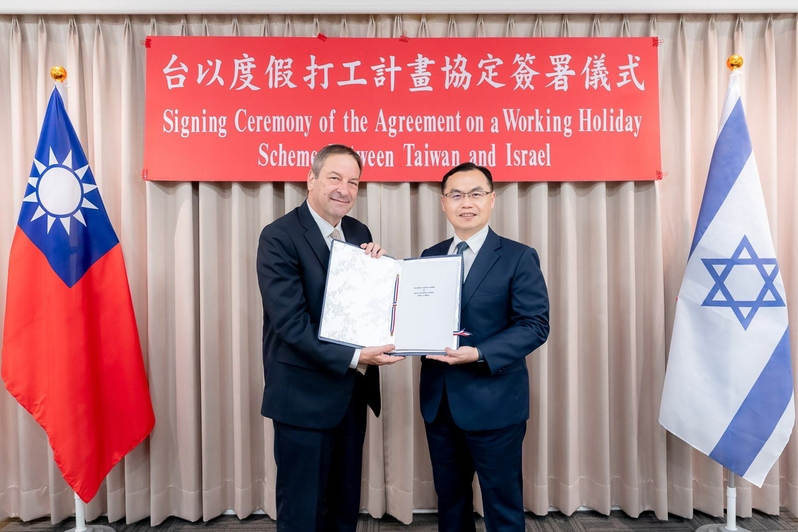 外交部亞西及非洲司司長賀忠義大使與駐台北以色列經濟文化辦事處代表柯思畢，在簽署「台以度假打工計畫協定」後合影。(圖:外交部)