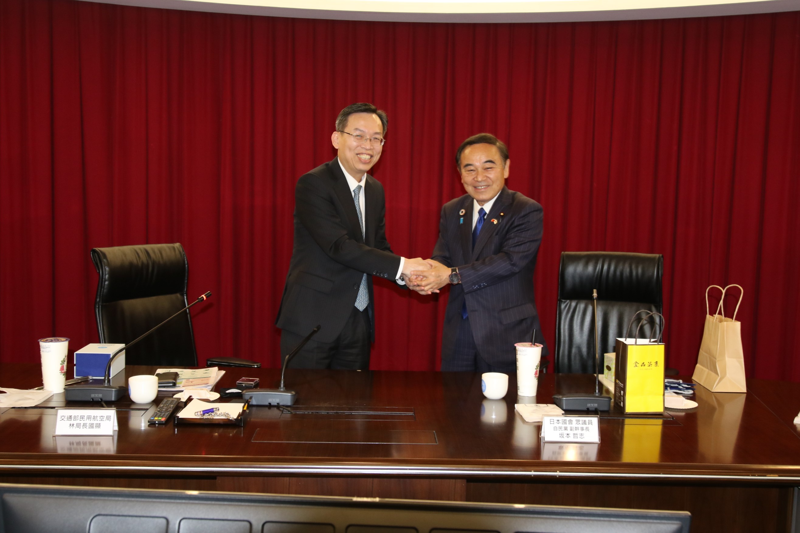 日本眾議員坂本哲志(右)一行人2日拜會交通部民用航空局。 (圖:民航局)