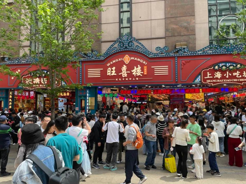 根據統計，上海五一連假期間湧入的旅客人數約1565萬人次，其中以江蘇、浙江、安徽等地佔了1/3。圖為2日上海南京步行街一家伴手禮店面的人潮。 (圖：中央社)