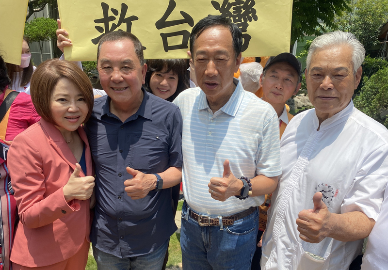 表態爭取代表國民黨參選2024年總統大選的鴻海創辦人郭台銘（前右2）4日到南投縣竹山紫南宮參拜，與表態以無黨身分參選台北市中正萬華區立委的資深主持人于美人（前左1）巧遇。中央社記者蕭博陽南投縣攝  112年5月4日 (圖：中央社)