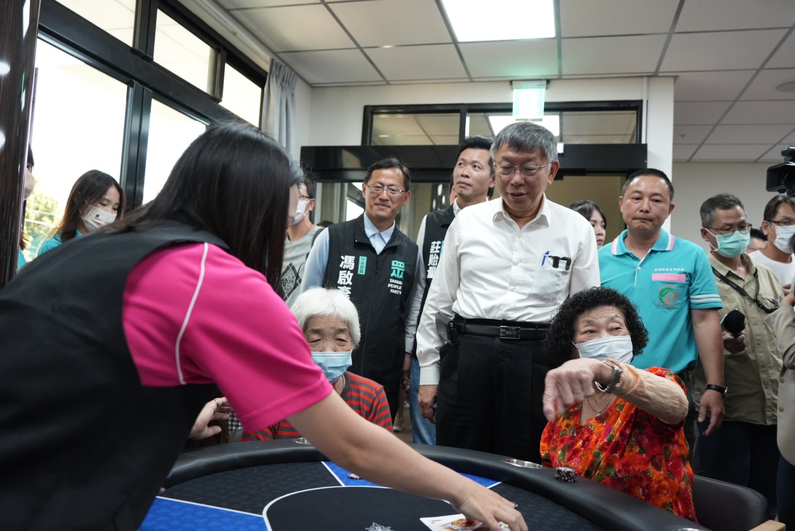 民眾黨主席柯文哲4日參訪高雄長照機構，針對長照政策，他認為應修改不適用的法規。(民眾黨提供)