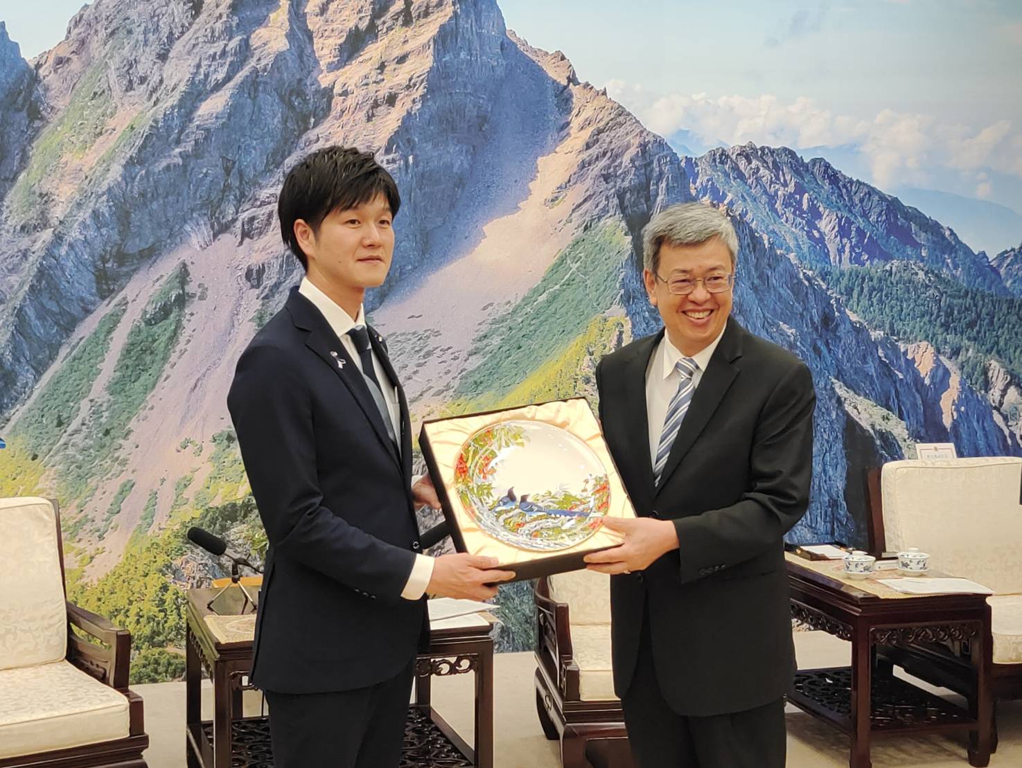 行政院長陳建仁接見日本自民黨青年局長鈴木憲和率領的訪問團。(王韋婷攝)