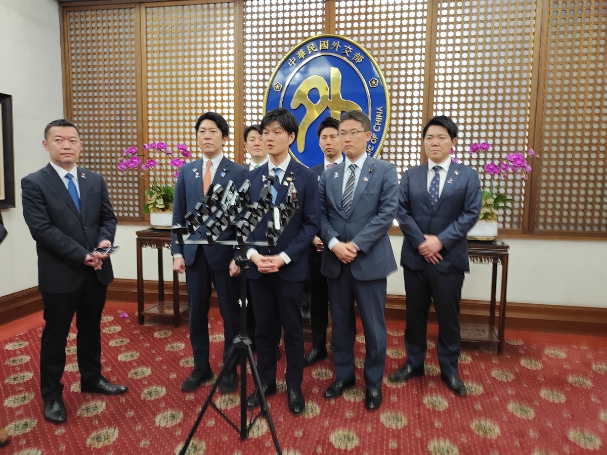 日本自民黨青年局局長、眾議員鈴木憲和(中)4日晚間在外交部受訪表示，歡迎並支持台灣加入CPTPP (央廣記者王照坤 攝)