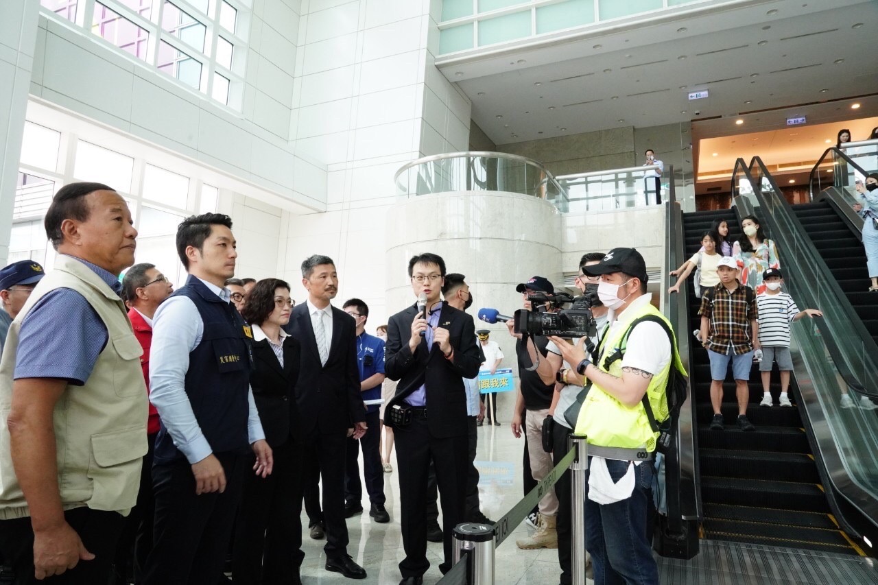 台北市4日進行民安9號演習，首次以戰災為想定背景，市長蔣萬安(左二)赴台北101金融大樓視察人員疏散演練。(北市府提供)