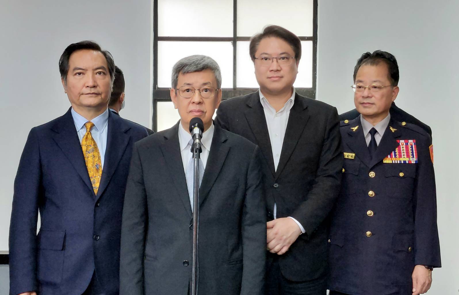 警政單位招募青年加入民防被質疑打「戰爭牌」，行政院長陳建仁(左二)5日批故意連結戰爭是不負責任的舉動。(歐陽夢萍 攝)