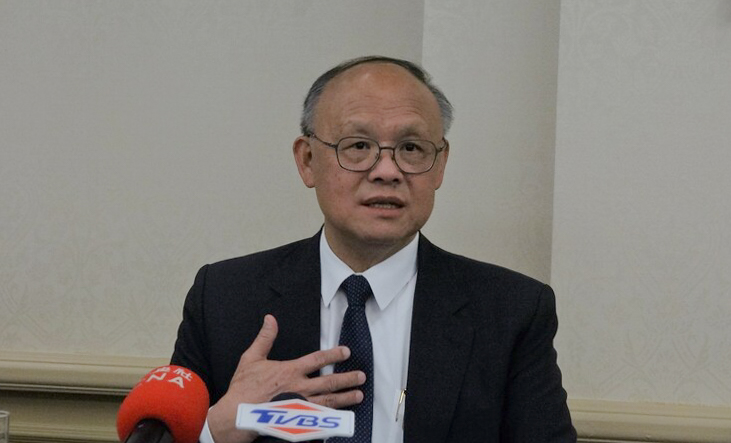 行政院政務委員鄧振中4日表示，向美國商務部長雷蒙多爭取美國晶片法案補助對象擴及晶片製造商以外的相關產業，已獲正面回應。 (圖：中央社)