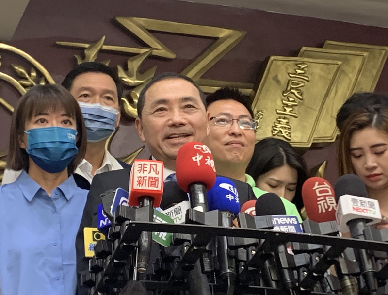 新北市長侯友宜(左3)。(資料照／中央社)