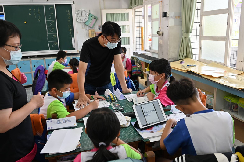據教育部最新統計，目前有2679所高中以下學校英語課採全英語授課，實施比率已將近7成。圖為國小校內授課資料照。(嘉義市政府提供/圖：中央社)