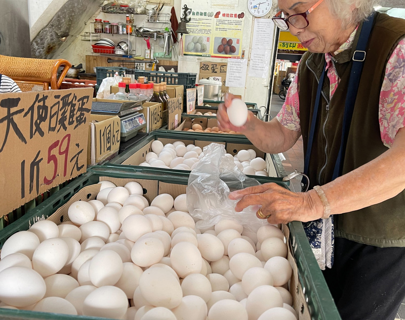 行政院15日召開穩定物價小組會議，針對雞蛋、豬肉、雞肉等，將強化預警及因應、持續啟動專案進口，並稽查雞蛋大盤商防範囤積、哄抬蛋價。(示意圖/中央社)
