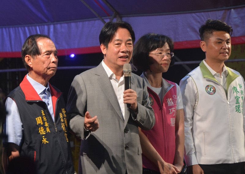 民進黨主席賴清德(左2)5日晚間到新北市鶯歌區碧龍宮向八卦祖師祝壽，並向民眾表示，希望能與大家並肩作戰。(圖：中央社)