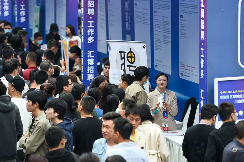 中國15日表示，將暫停公布青年失業率數據。圖為中國招聘會年輕人謀職。(資料照/中新社提供/圖：中央社)