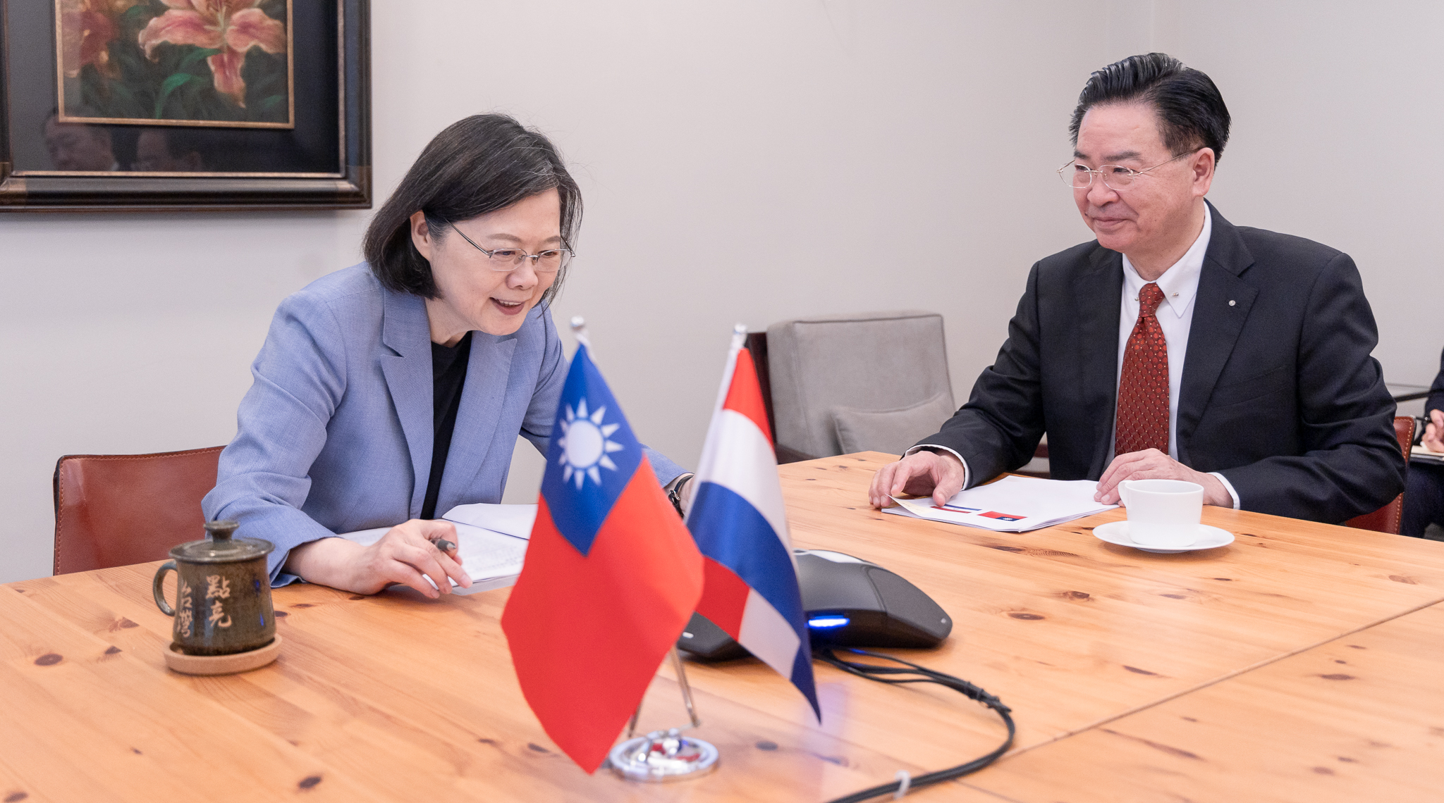 蔡英文總統(左)與潘尼亞的電話談話歷時約20分鐘，由國安會秘書長顧立雄、外交部長吳釗燮(右)、次長俞大㵢、總統府副秘書長張惇涵等人陪同。(圖：總統府)