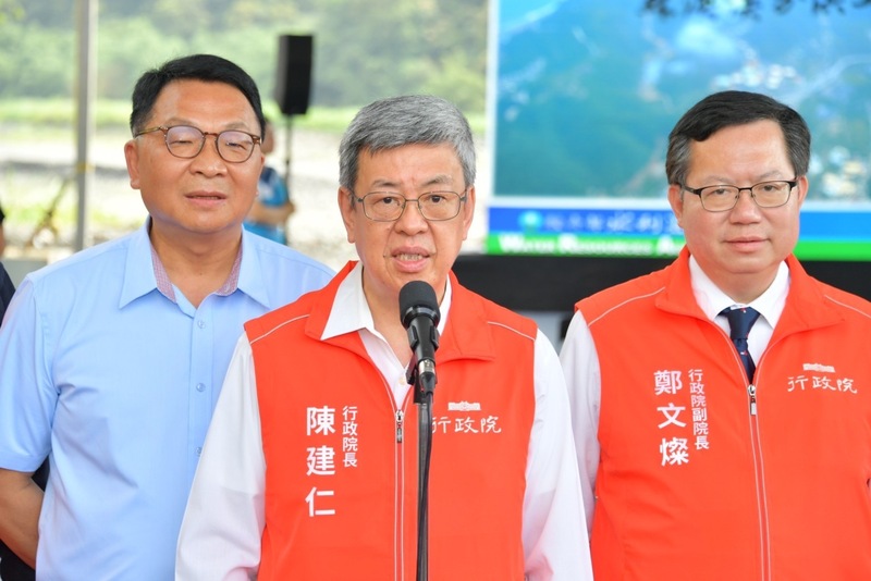 行政院長陳建仁（中）6日在宜蘭受訪。（行政院提供） (圖：中央社)