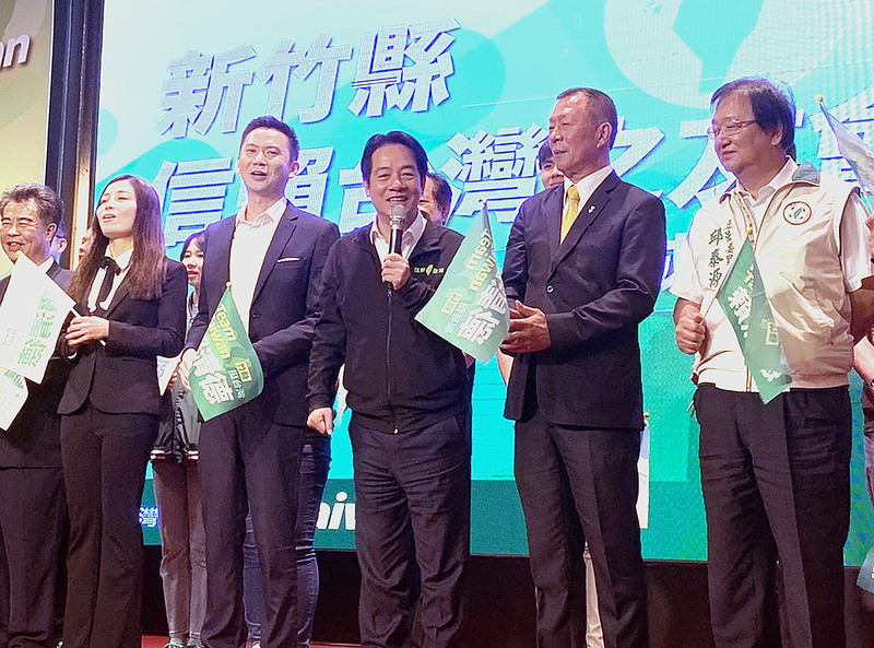 民進黨主席賴清德（前右3）6日出席新竹縣信賴台灣之友會成立大會時表示，感謝各界支持，現在大家都是台灣隊，要一起挺台灣、壯大台灣。(圖：中央社)