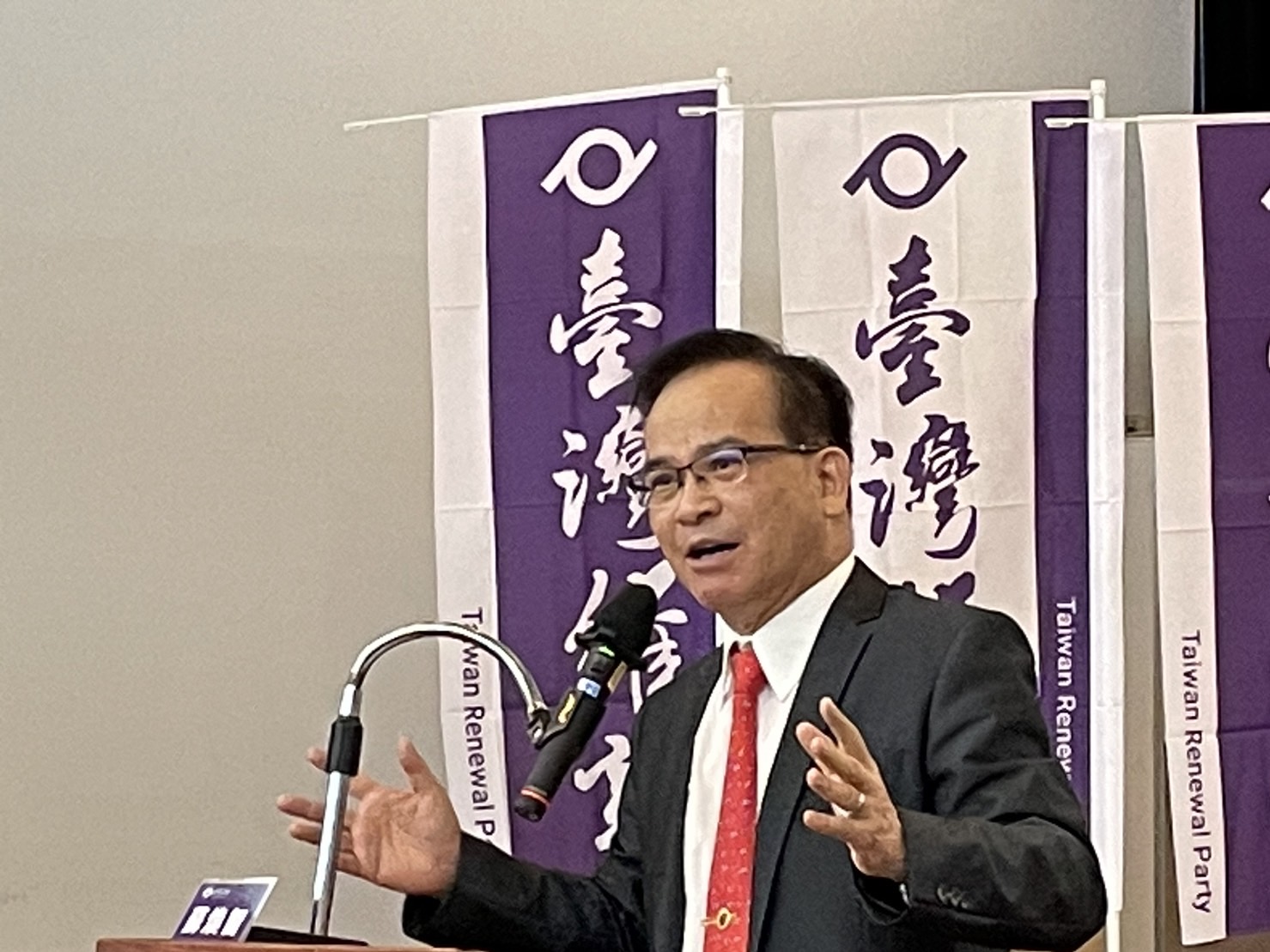 台灣維新召集人、前台南縣長蘇煥智6日召開記者會，正式宣布參選2024總統大選。(台灣維新提供)