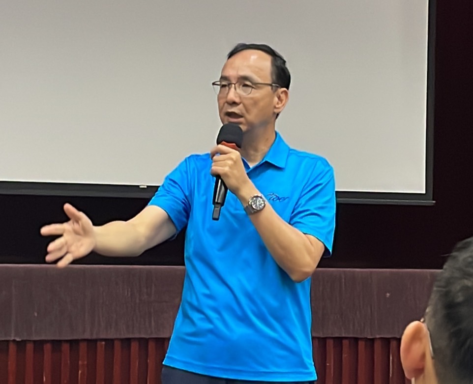 國民黨主席朱立倫6日出席全國青工基層分會長座談會，他會前受訪時強調，一定會在5月完成總統參選人徵召作業。(國民黨提供)