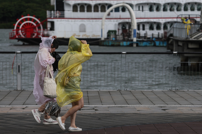 梅雨常見的特徵，包含常有連續性降雨，並夾帶雷陣雨；降雨量僅次於颱風時期，且持續性降雨機率是全年最大值。(圖：中央社)