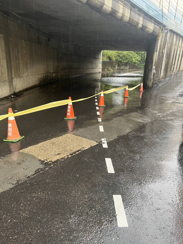 7日鋒面影響，彰化縣鹿港鎮、彰化市等部分低窪處一度積水。圖為彰化市茄苳路2段290巷附近積水情形。(民眾提供/圖：中央社)