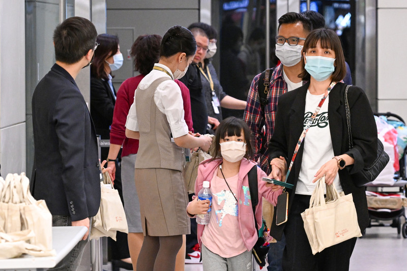 星宇航空因調度等問題，導致旅客6日夜宿東京成田機場，7日派機赴日接回旅客，下午返抵桃園國際機場，有地勤人員在民眾下機後發送鳳梨酥致意。(資料照片/CNA)