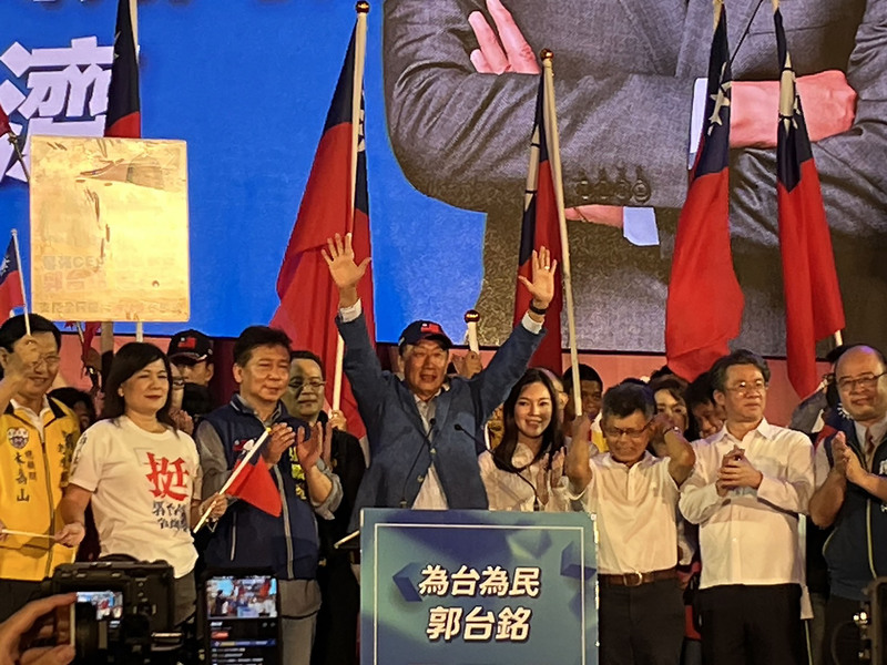 鴻海集團創辦人郭台銘(中舉手者)積極爭取國民黨提名參選總統，7日晚間在高雄鳳山舉辦首場造勢活動，妻子曾馨瑩(右4)等人也陪同出席。(圖：中央社)