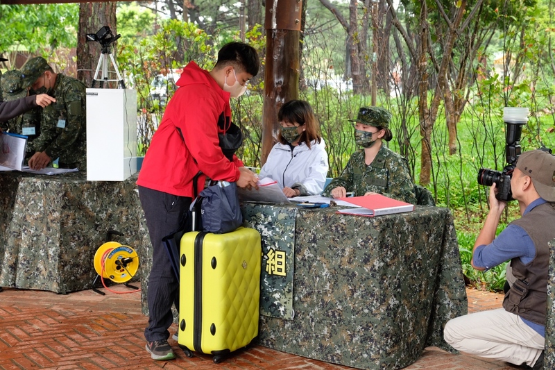 國防部首梯女性教召8日在桃園八德一帶的戰術位置辦理報到，這波14名參與教召女性全數報到。(圖：中央社)
