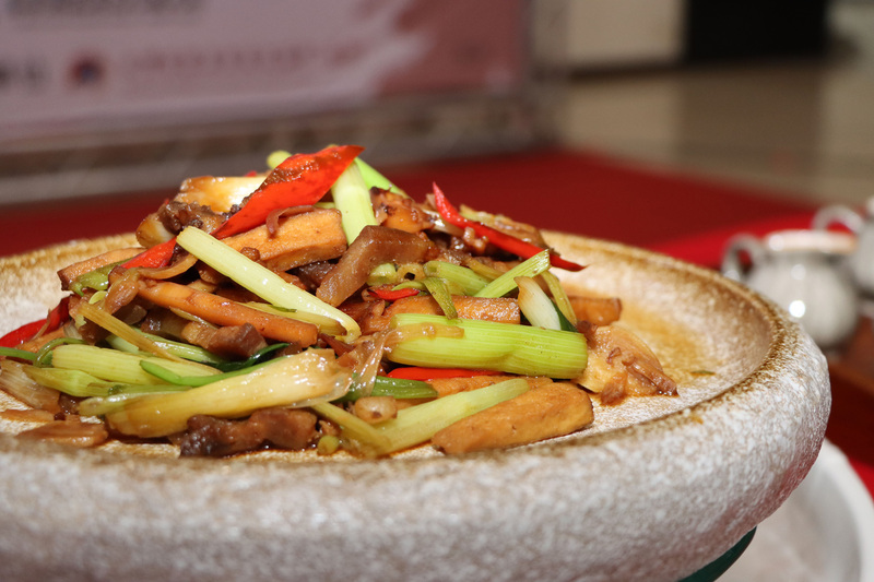 「2023客家小炒全國爭霸賽」示範料理，展現客家好味道。（苗栗縣政府提供）中央社記者管瑞平傳真  112年5月8日 (圖：中央社)