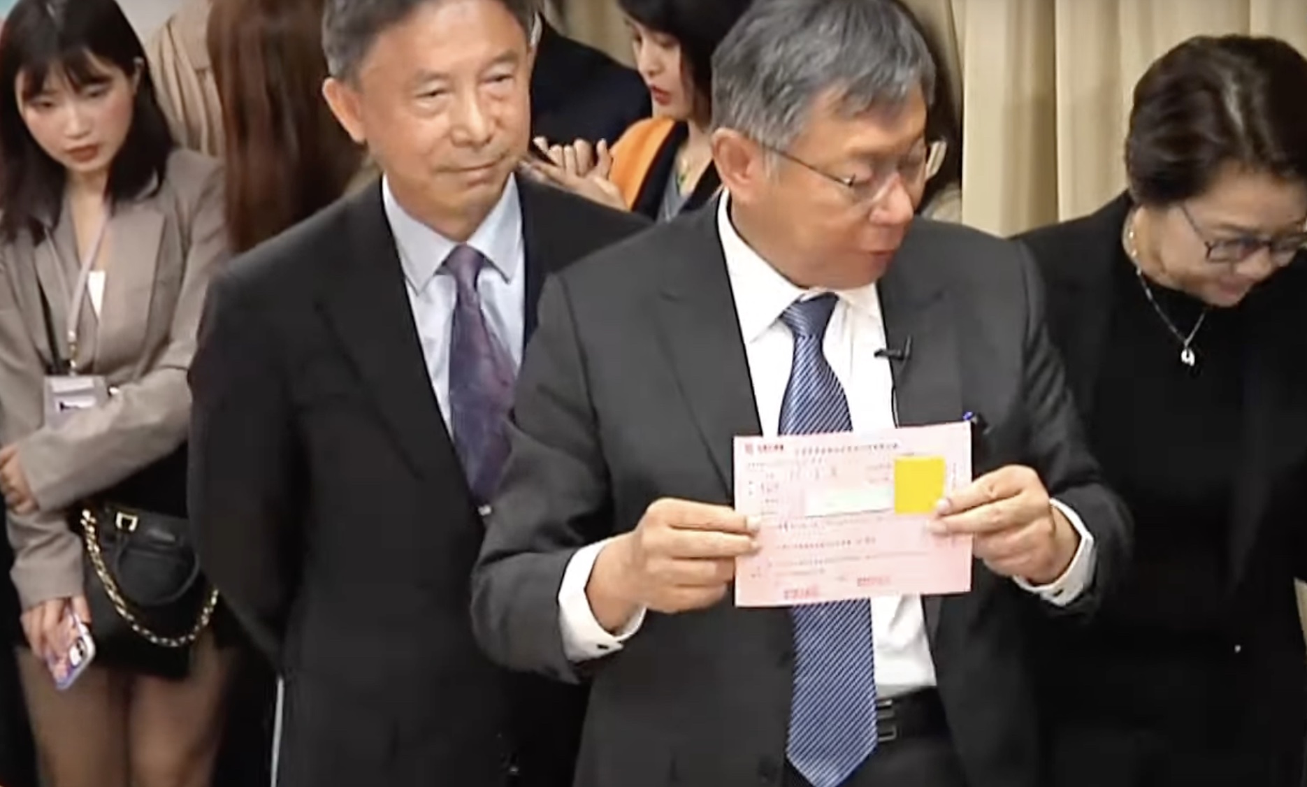 民眾黨主席柯文哲8日前往中央黨部，正式領表登記參選民眾黨2024年第16任總統提名。(林詠青 攝)