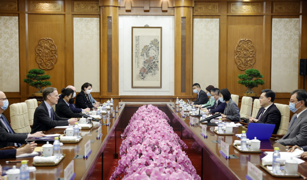 中國外交部長秦剛在北京與美國駐中大使勃恩斯會面。(圖：取自中國外交部官網)