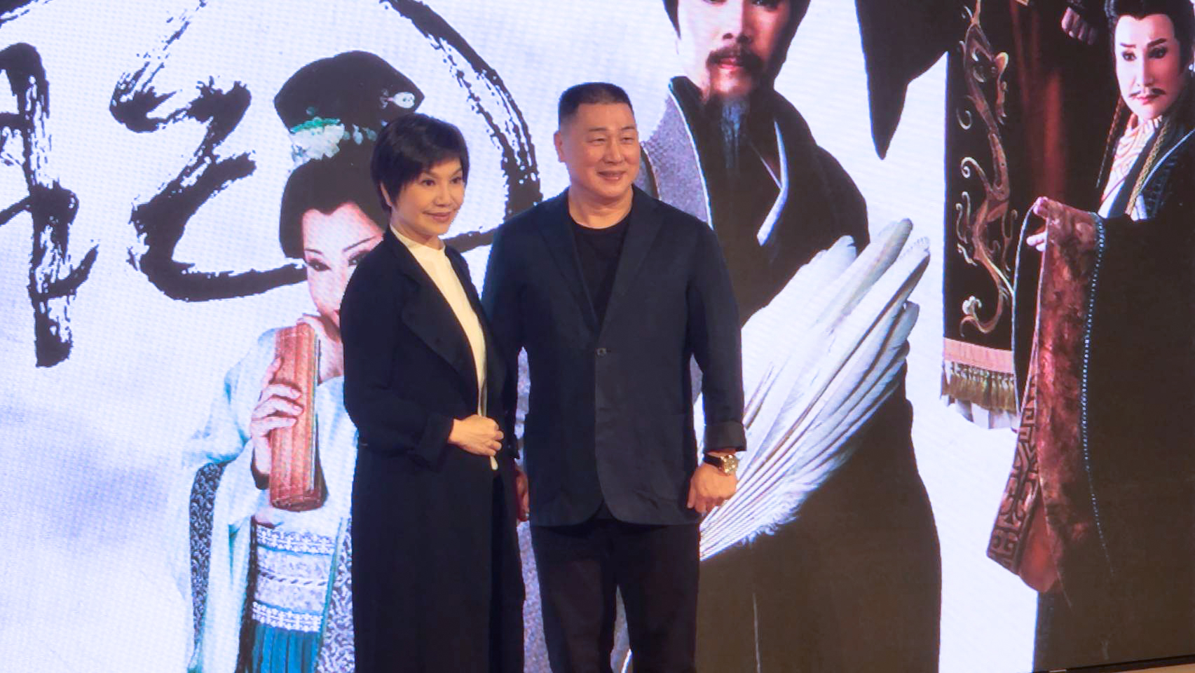 唐美雲(左)與唐文華(右)二度攜手，以歌仔戲新說三國史。(江昭倫 攝)