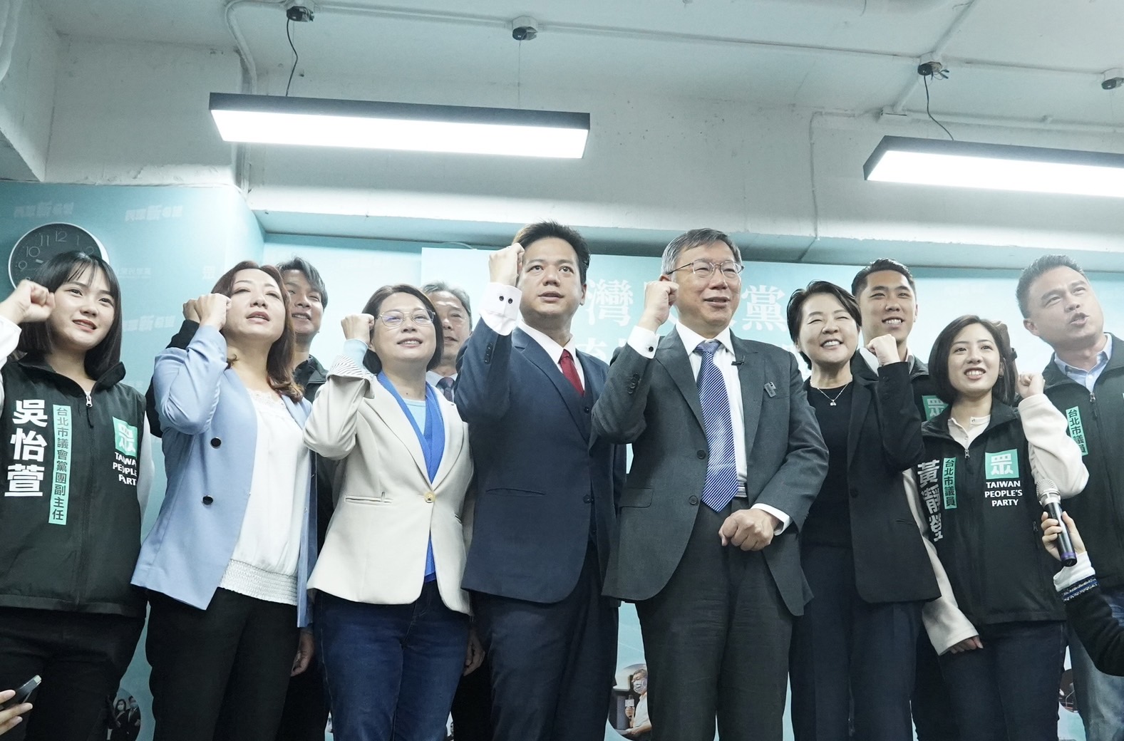 民眾黨主席柯文哲，8日在多位黨公職陪同下登記黨內總統參選人提名。(民眾黨提供)