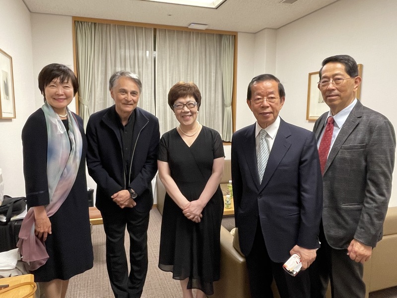 國家交響樂團8日在東京演出後，音樂總監準．馬寇爾（左2）與日本前首相安倍晉三夫人安倍昭惠（左1）、前總統李登輝次女李安妮（中）、駐日代表謝長廷（右2）、國家表演藝術中心董事長高志尚（右1）合照。 (圖：中央社)