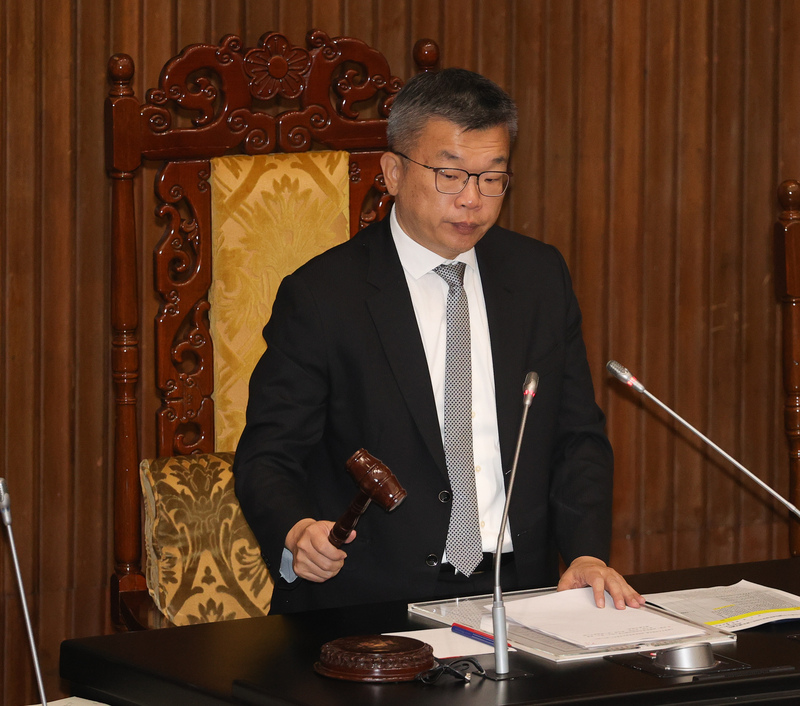 立法院副院長蔡其昌9日敲槌宣布三讀修正通過組織犯罪防制條例部分條文。(圖：中央社)