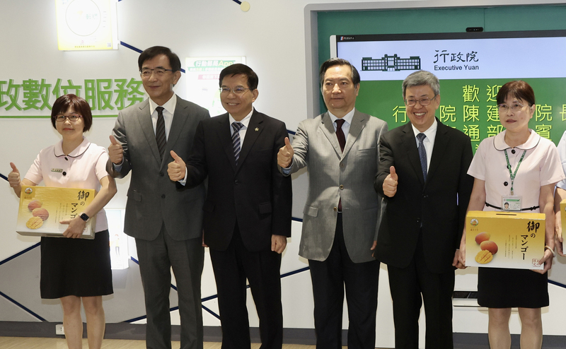 行政院長陳建仁（右2）與交通部長王國材（左3）等9日上午前往台北金南郵局，慰勉郵局人員辦理全民共享普發現金臨櫃領現業務，並特別致贈水果禮盒。 (圖：中央社)