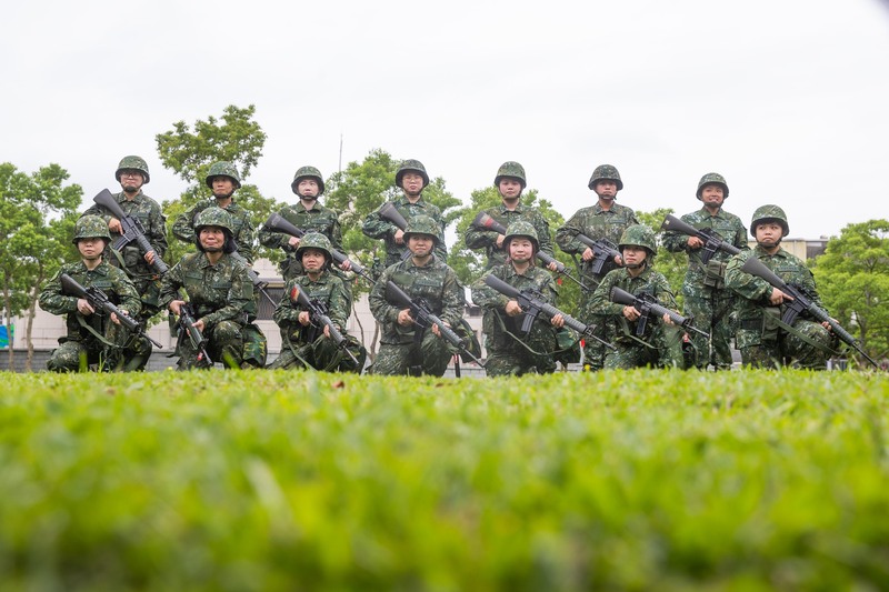 首梯女性受召人員8日在桃園八德戰術位置入營，9日進行5公里戰術行軍課目，並在市區公園戰鬥教練，圖為14名首梯女教召官兵合影。(圖：中央社)