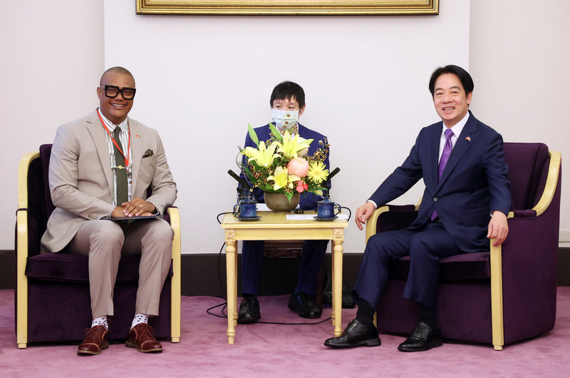 副總統賴清德（右）9日上午在總統府與聖克里斯多福及尼維斯聯邦副總理韓利（Geoffrey Hanley）（左）舉行雙邊會晤，就雙邊合作及共同關切事項交換意見。 (圖：中央社)