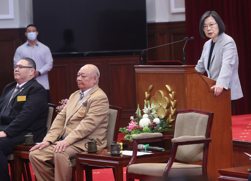 總統蔡英文（右）9日接見「國際同濟會台灣總會第49屆北二區主席、區職幹部暨各會會長」時表示，同濟會會友都是各行各業領袖，請大家多多幫忙宣傳政府政策，讓政府資源能被有效運用，也讓需要被幫助的人能獲得良好的照顧與協助，一起努力打造更進步的台灣。 (圖：中央社)