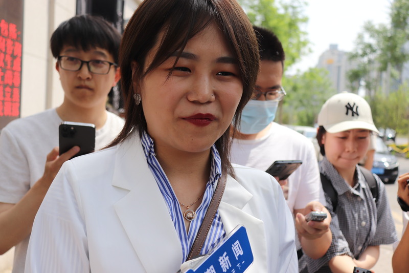 中國首例單身女性凍卵案當事人徐棗棗9日在北京市第三中級人民法院接受媒體訪問。中央社記者呂佳蓉北京9日攝  112年5月9日 (圖：中央社)