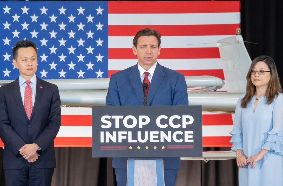 佛羅里達州州長迪尚特(Ron DeSantis)，8日簽署多項旨在遏制北京影響力日增的法案。 (圖:推特@GovRonDeSantis)