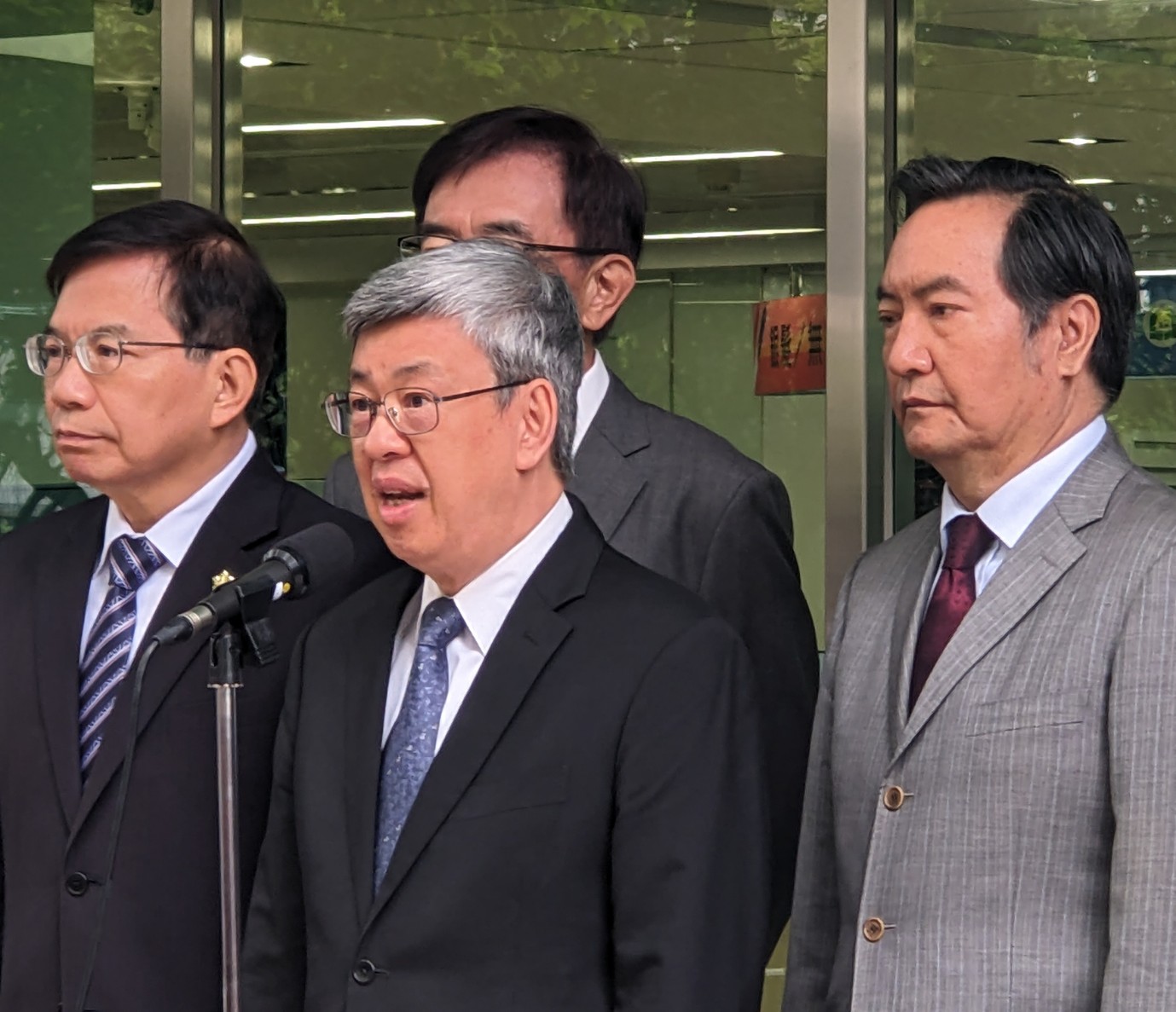 行政院長陳建仁（左2）表示，校園內的確不該發生族群歧視，政府確實應該推動相關立法，但研議法案還需要一些時間整合意見。(陳念宜 攝)