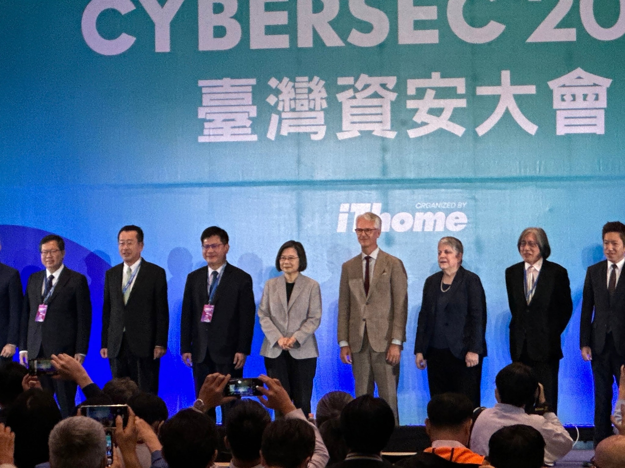 蔡總統(左四)指出，資安即國安，台灣持續推動相關戰略，目標是「資安好，台灣產業才會更好」。(謝佳興 攝)