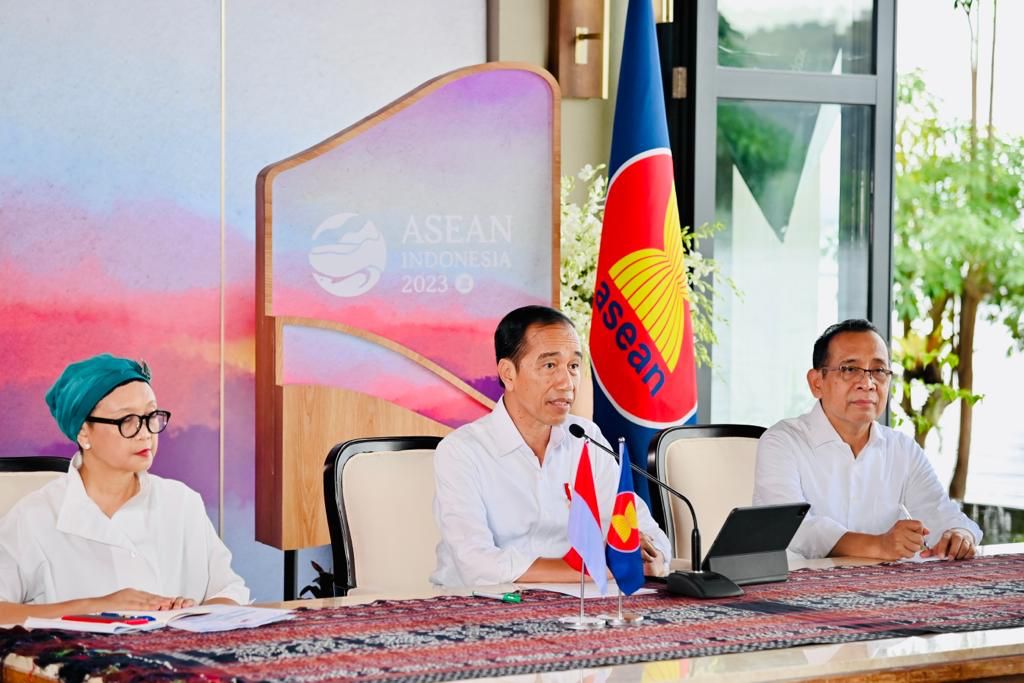 印尼總統佐科威(中)表示，緬甸危機須盡快結束。 (圖:推特@jokowi)