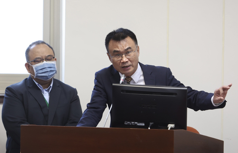 立法院經濟委員會10日邀請行政院農業委員會主委陳吉仲（右）就「我國動物保護政策之執行現況、經費編列及執行成果，與5月1日行政院農業委員會預告動物保護法修正草案之規劃方向」進行報告。 (圖：中央社)