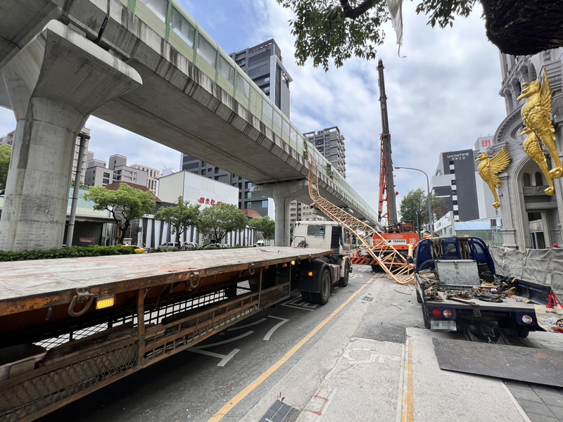 台中市南屯區文心南五路與文心路口一處建案，10日中午發生吊車吊臂倒塌意外，剛好壓到一旁台中捷運綠線豐樂公園站的列車。（民眾提供） (圖：中央社)