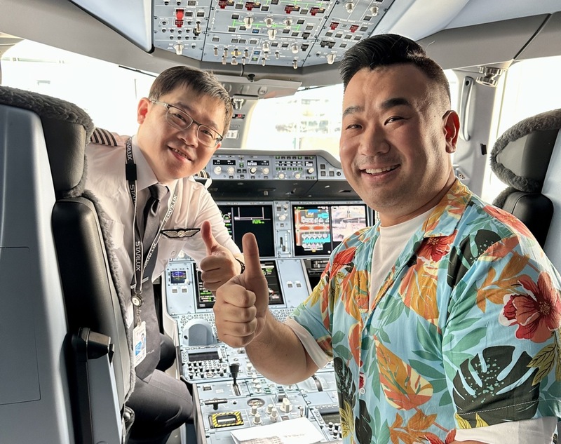 星宇航空4月26日首航洛杉磯，邀請1名網紅旅客到駕駛艙拍照。(圖：中央社)